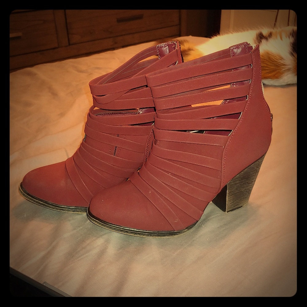 Bootie, maroon, size 7.